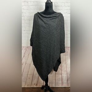 Love In Boutique Gray Knit Shawl Cape GUC